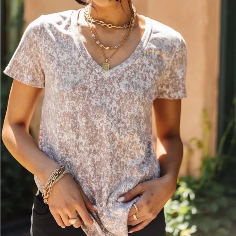 NWT GLENN PATTERNED TEE IN MOCHA